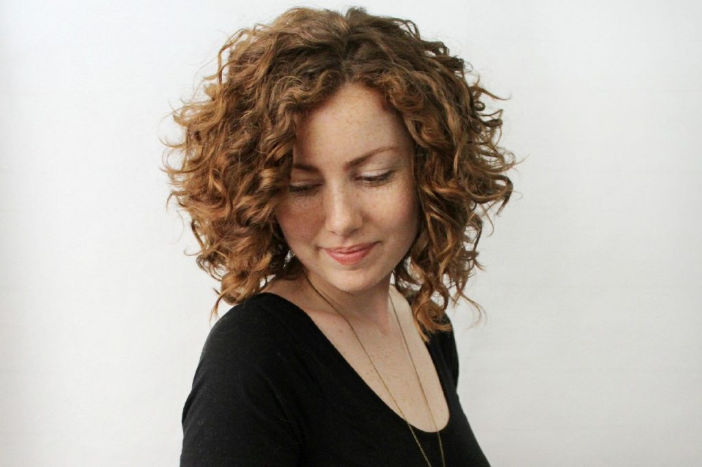 maintenance hairstyle for wavy hair woman 40 year old